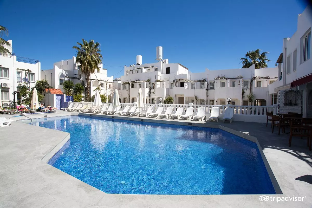 Serhan Hotel OUTDOOR POOL.jpg Serhan Hotel OUTDOOR POOL.jpg